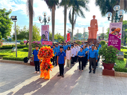 TRƯỜNG TRUNG CẤP KINH TẾ - KỸ THUẬT BÌNH THUẬN TỔ CHỨC DÂNG HƯƠNG VIẾNG BÁC TẠI BẢO TÀNG HỒ CHÍ MINH – CHI NHÁNH BÌNH THUẬN